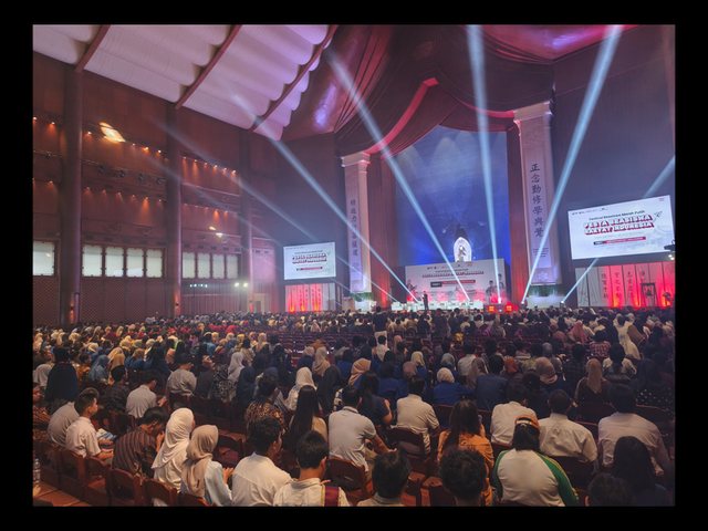 Ribuan peserta memenuhi auditorium — Forum Beasiswa Indonesia (2025)